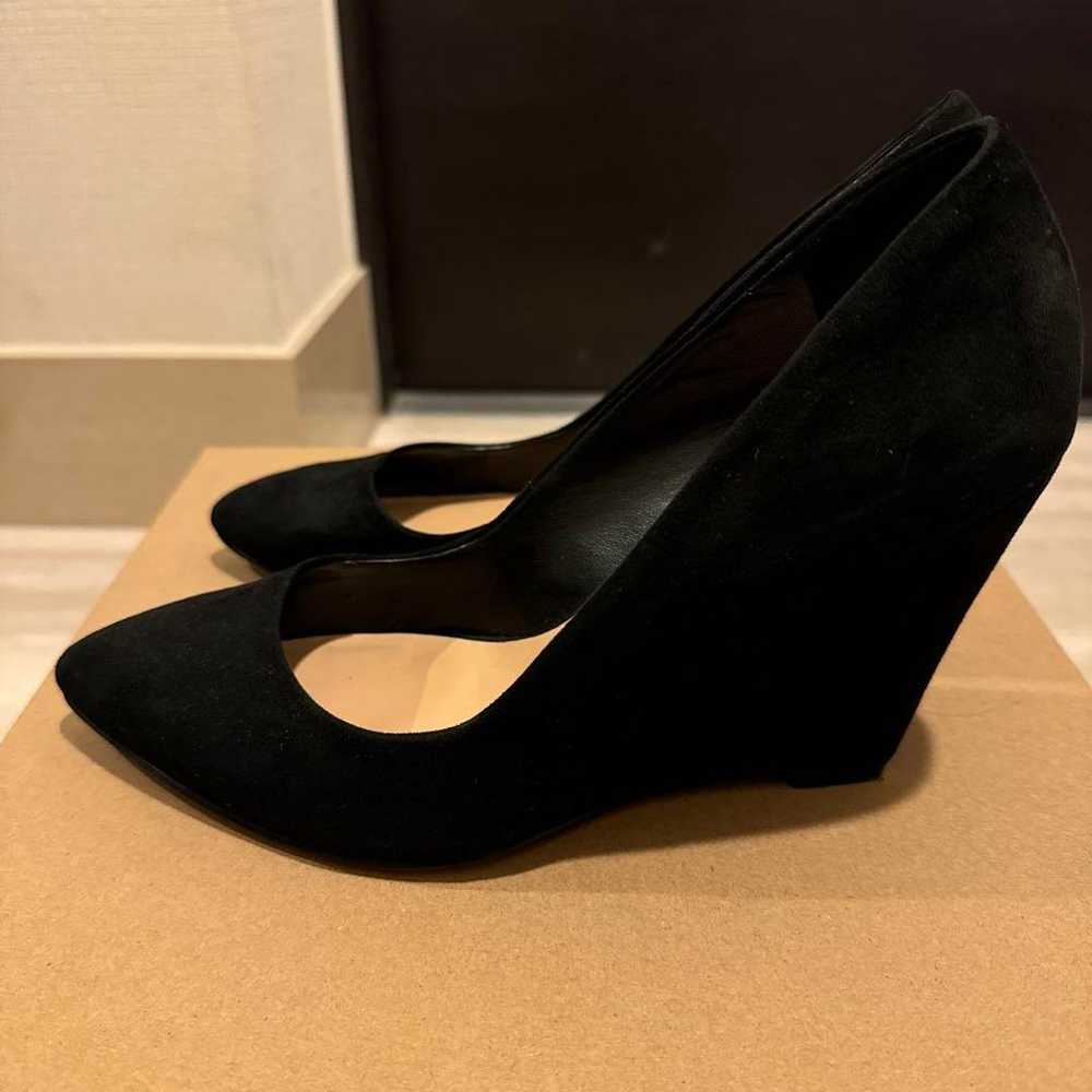 Black suede wedge sole pumps. - image 2