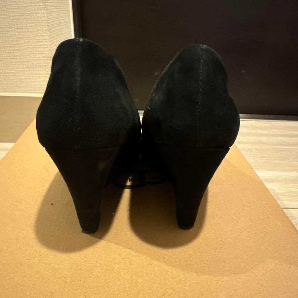 Black suede wedge sole pumps. - image 3