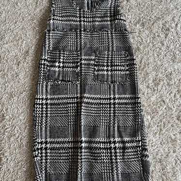 Checkered black and white sleeveless knee-length d