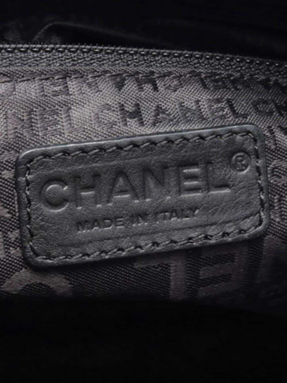 CHANEL Pre-Owned 2003-2004 CC Caviar Choco Bar to… - image 4