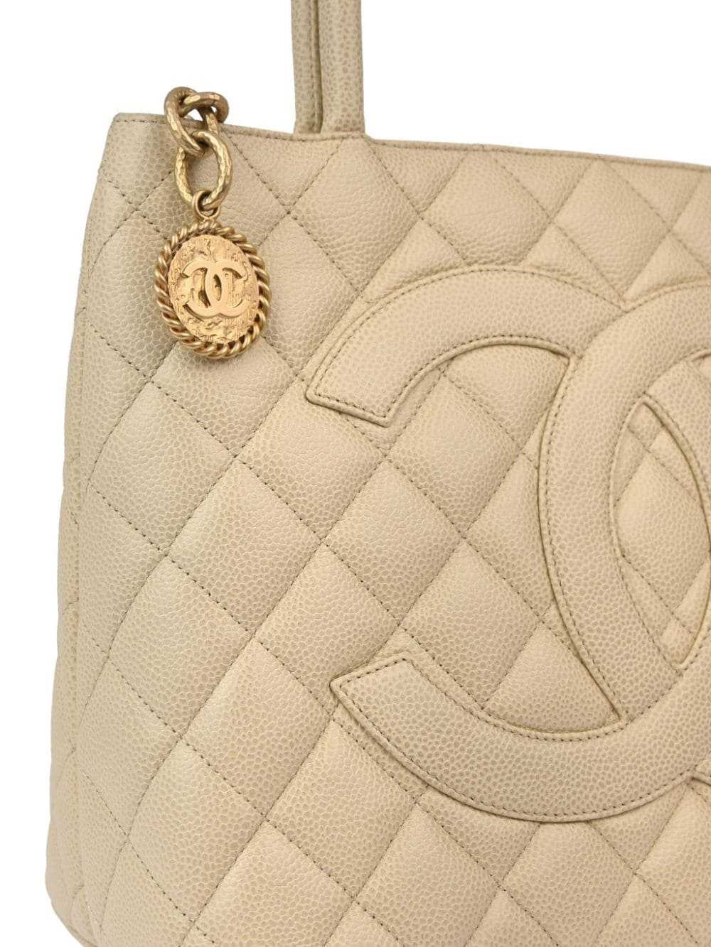 CHANEL Pre-Owned 2000 Medallion tote bag - Neutra… - image 3