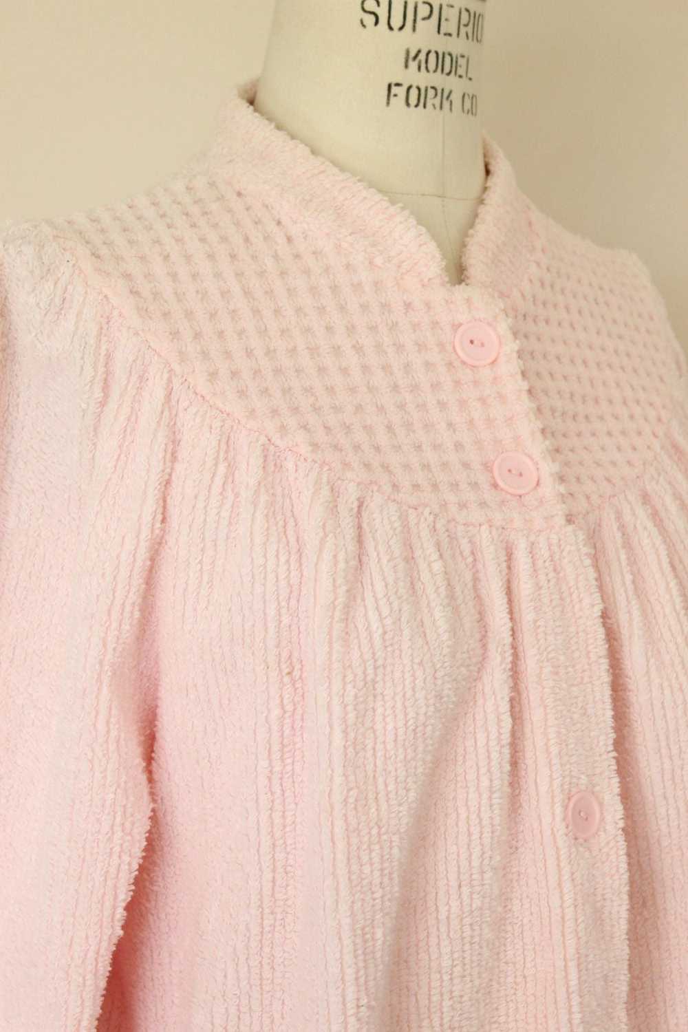 Vintage 1970s 1980s Pink Chenille Bed Jacket - image 5