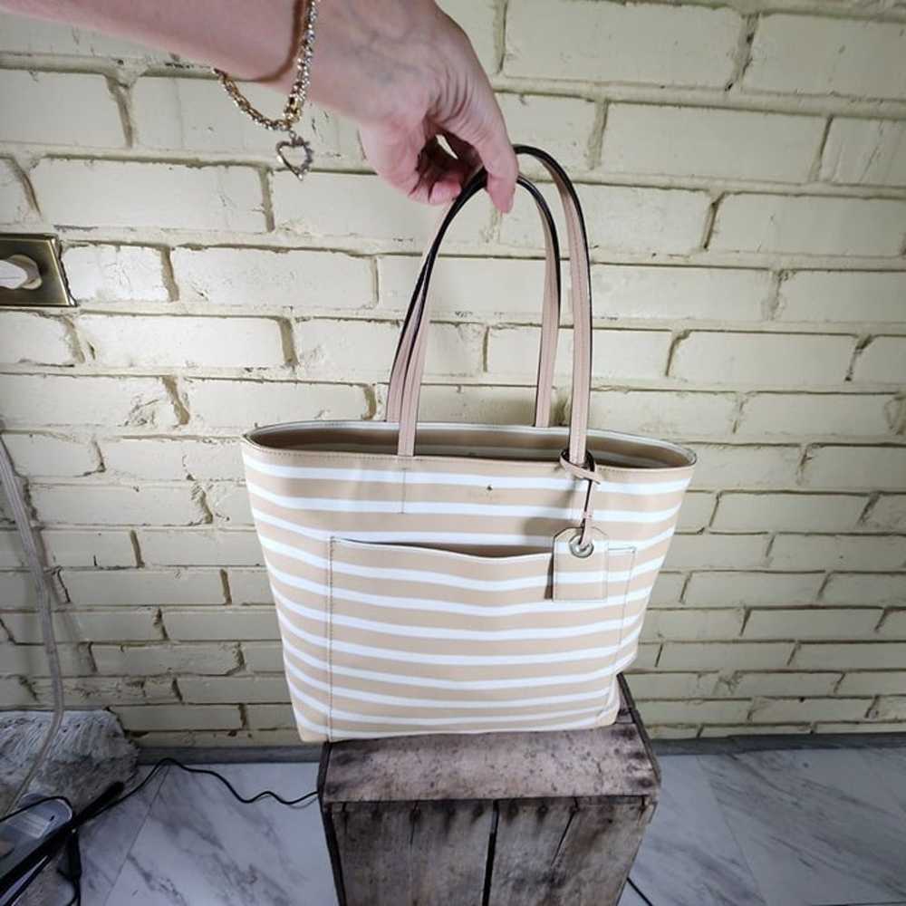 Like New Kate Spade Tan & White Tote Bag XL - image 3