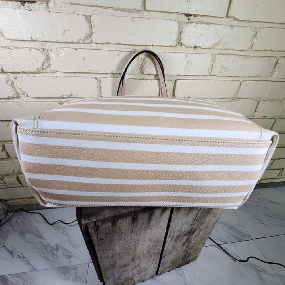 Like New Kate Spade Tan & White Tote Bag XL - image 8