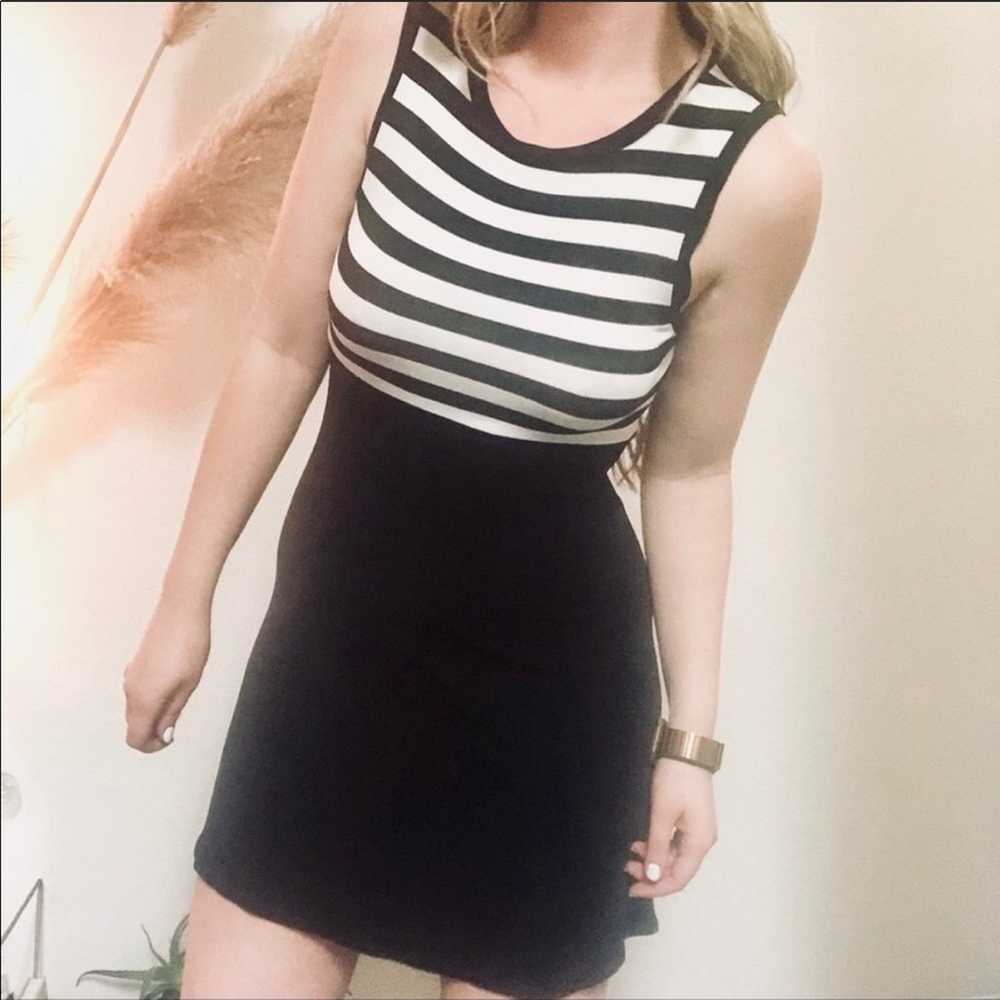 Classic Vintage BCBG Black White Striped Twofer S… - image 2