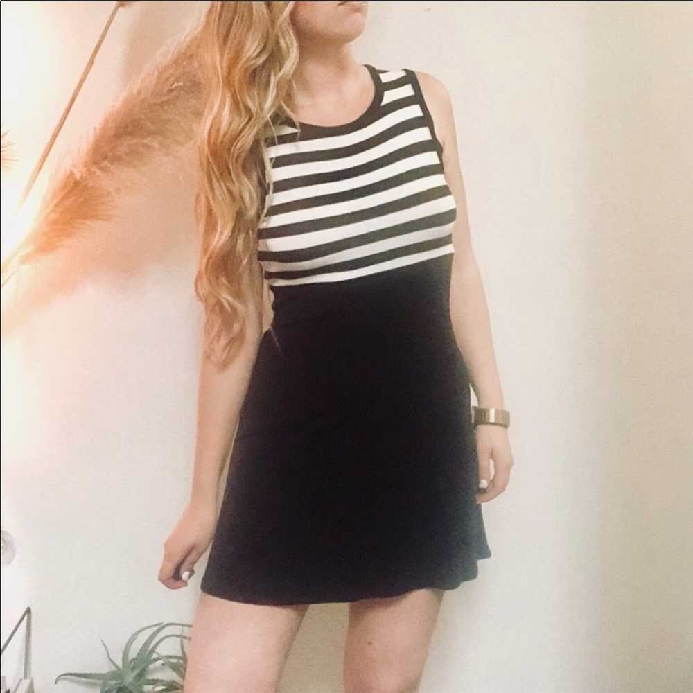 Classic Vintage BCBG Black White Striped Twofer S… - image 3