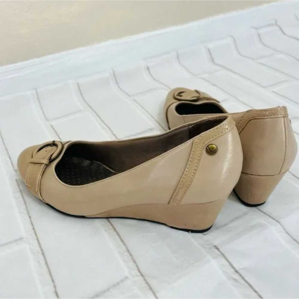 Lifestride tan patent leather wedges size 8 - image 4