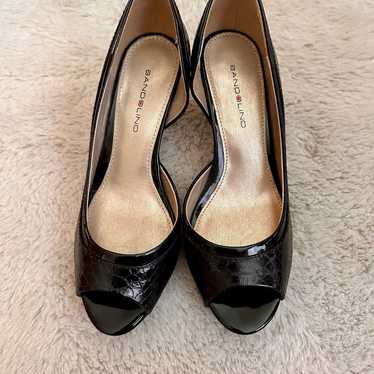 Bandolino size 6 black patent leather pumps