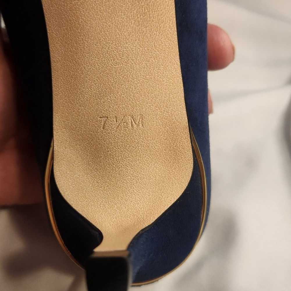 Talbots women's navy blue and gold heels, size 7.5 - image 4