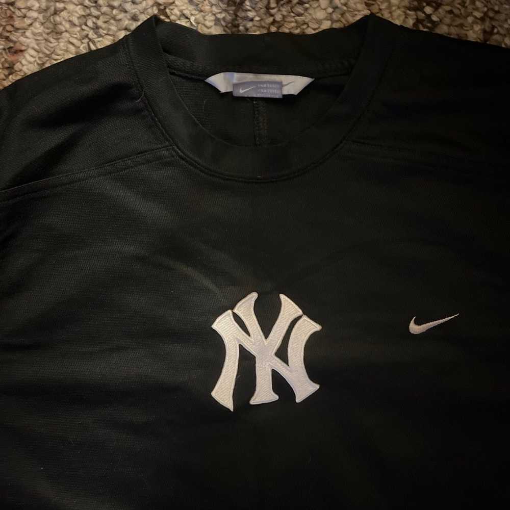 Vintage Y2K embroidered gray tag Nike Yankees tee - image 2