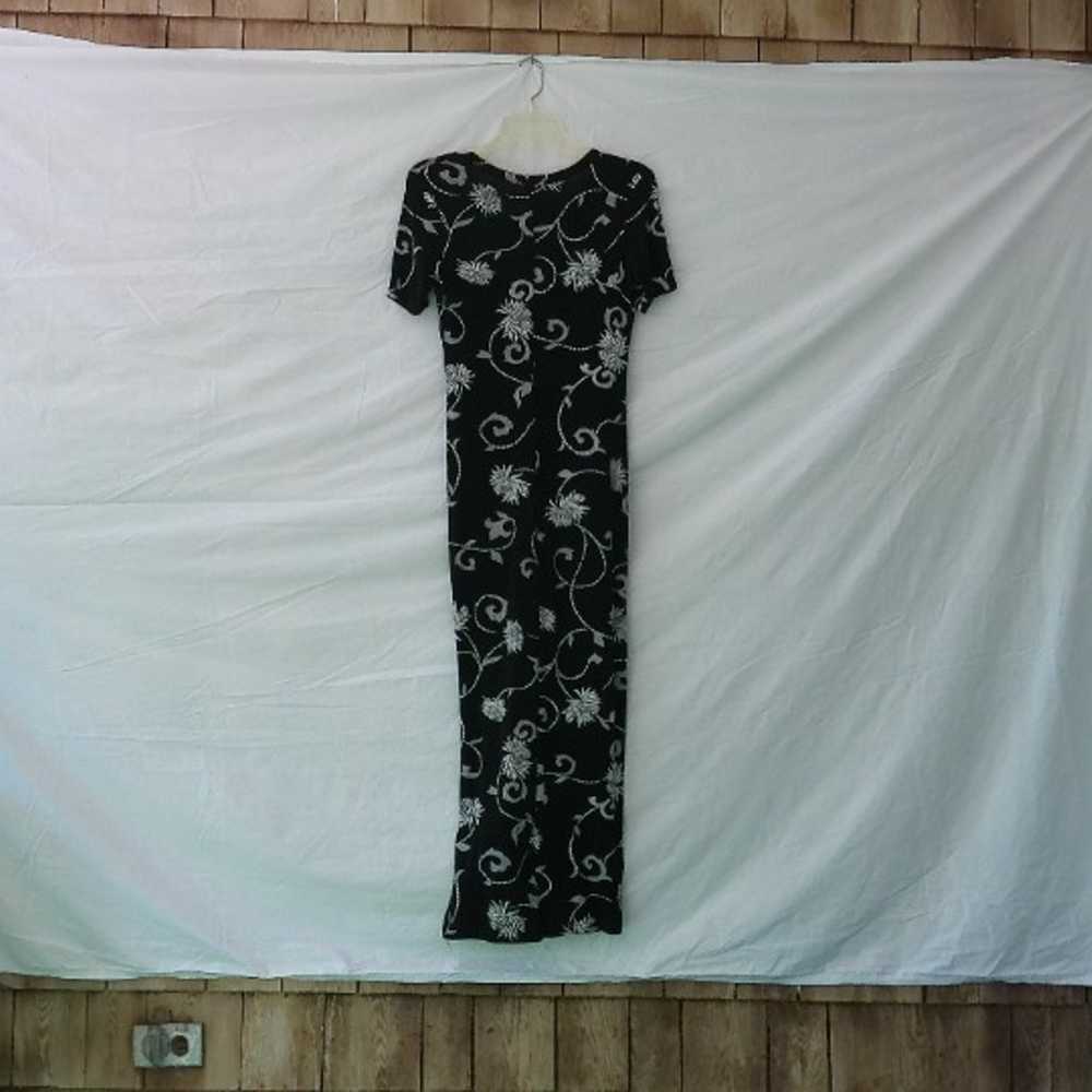 woman's short sleeve floral dress - image 2