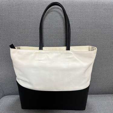 White and black tote bag