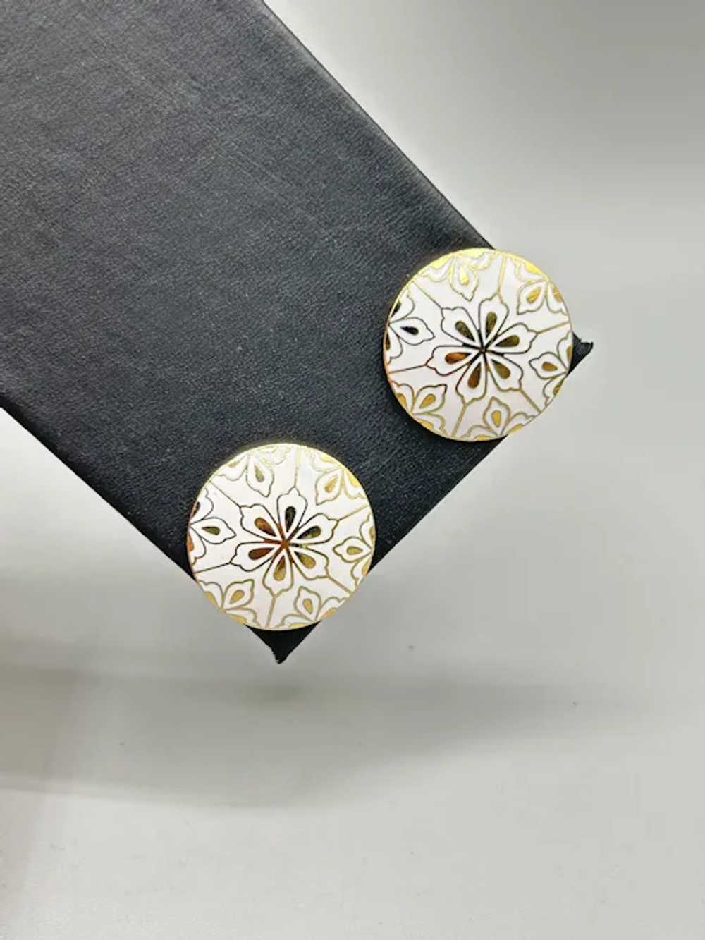 Vintage Elegant White Enamel Floral Stud Earrings… - image 3