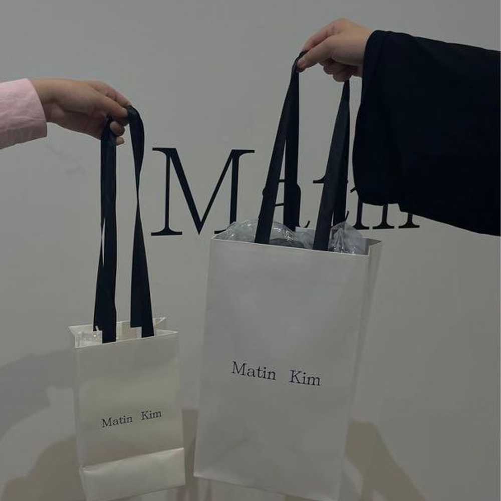 Martin Kim, black handbag. - image 4