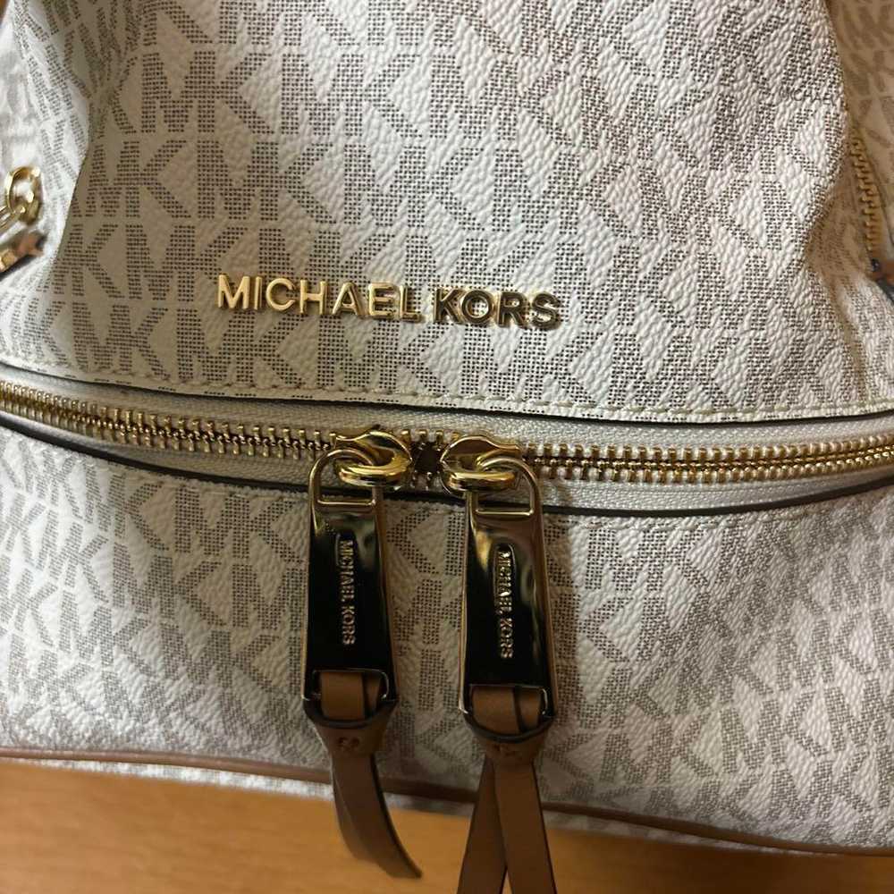 Michael Kors white backpack medium-sized. - image 4