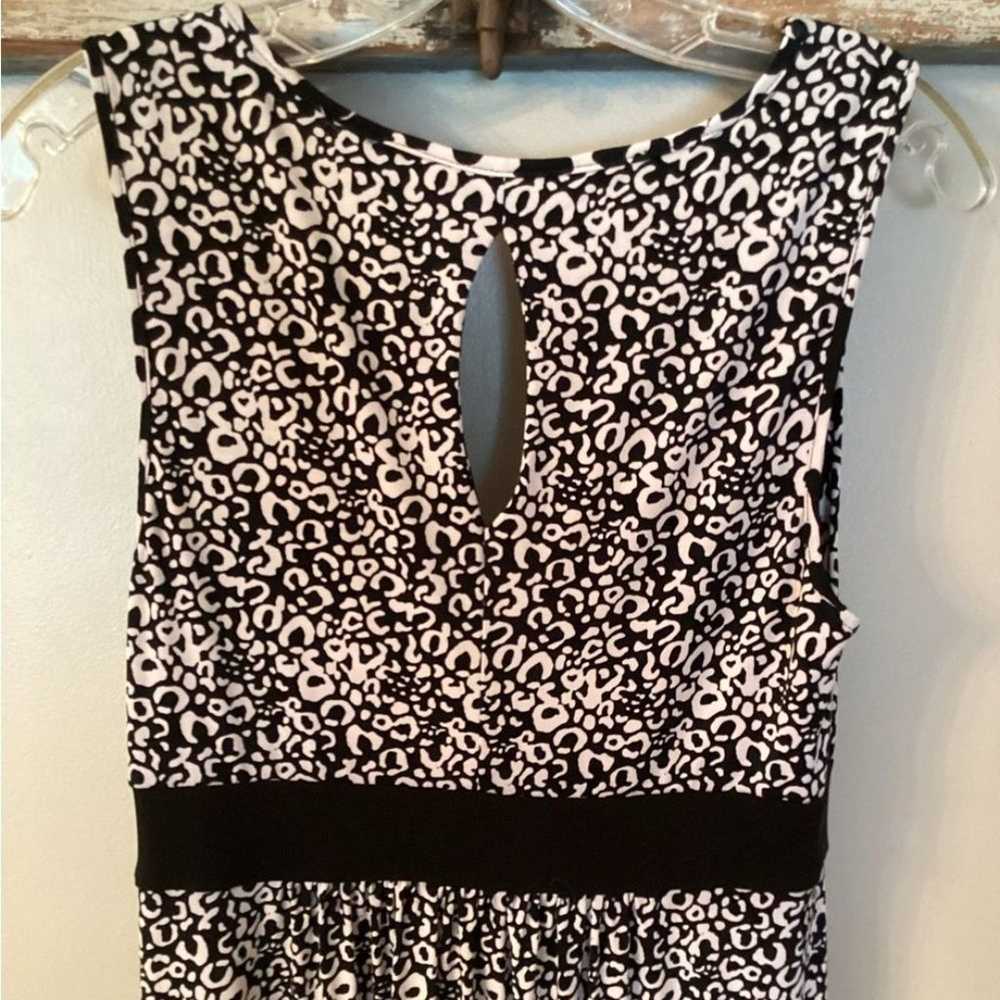 SOMA SIZE MEDIUM BLACK AND WHITE SLEEVELESS V NEC… - image 6