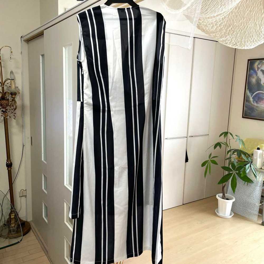 Sleeveless black and white striped knee-length dr… - image 4