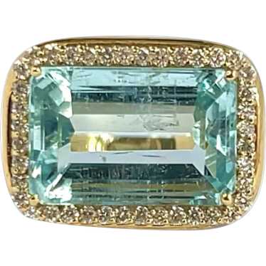 Bold 14kt Yellow Gold Ring with 9.50 Carat Emerald