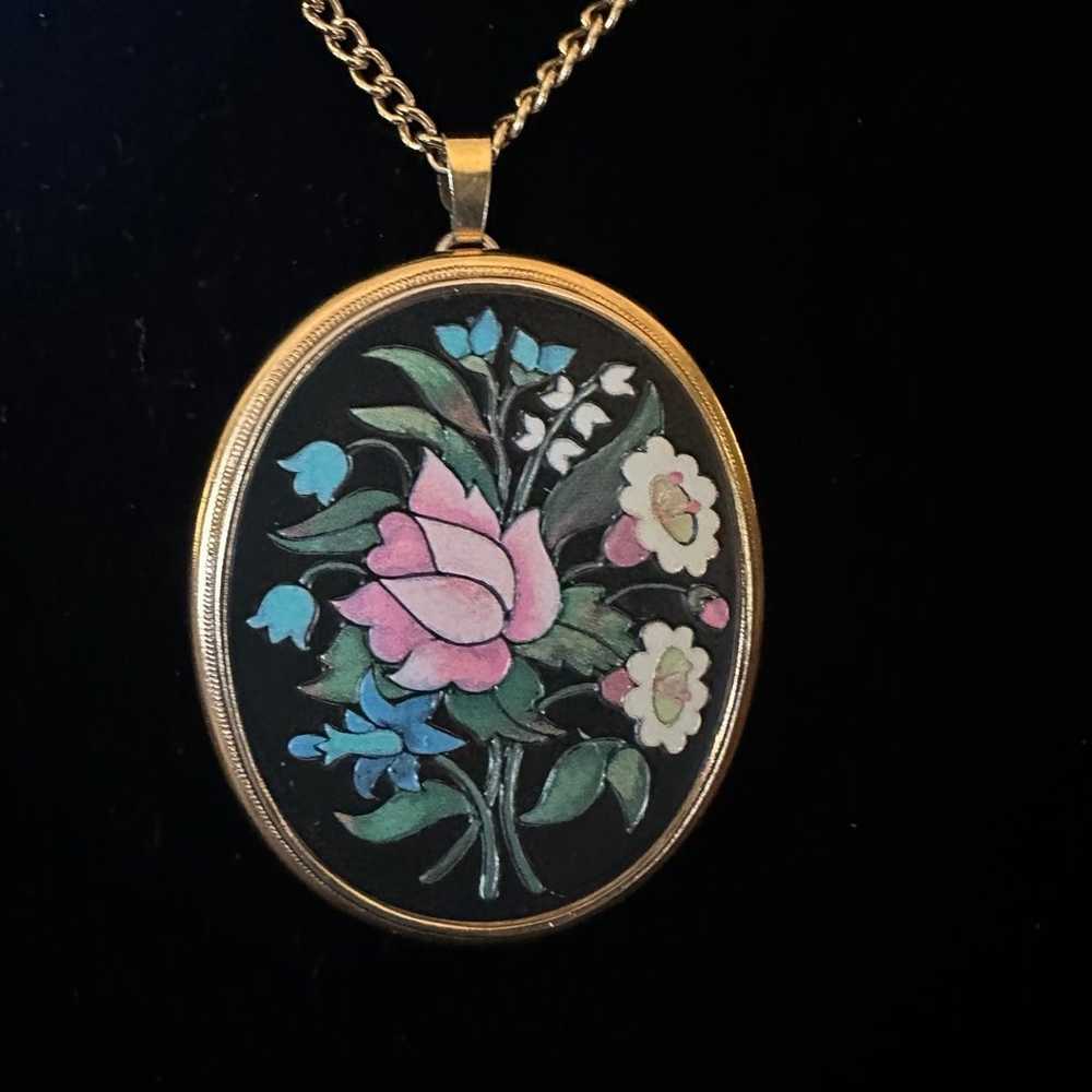 Vintage Avon Enamel Flower Pendant Necklace - image 1