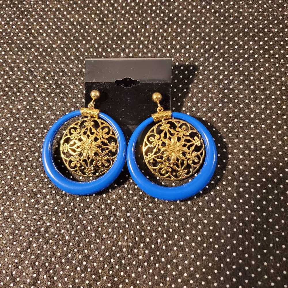 Vintage Joan Rivers Large Hoop Blue and Goldtone … - image 9