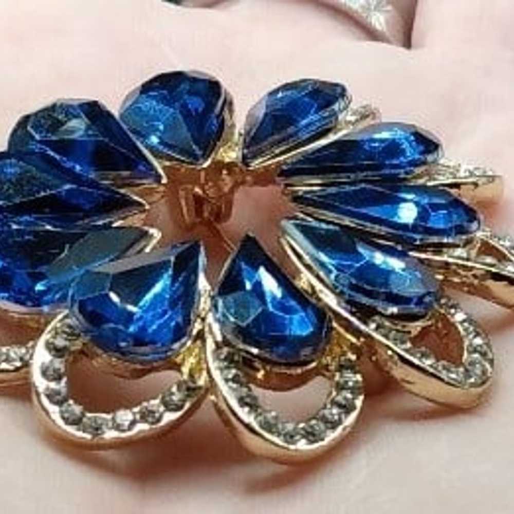 Dark blue multi teardop rhinestone flower brooch - image 3