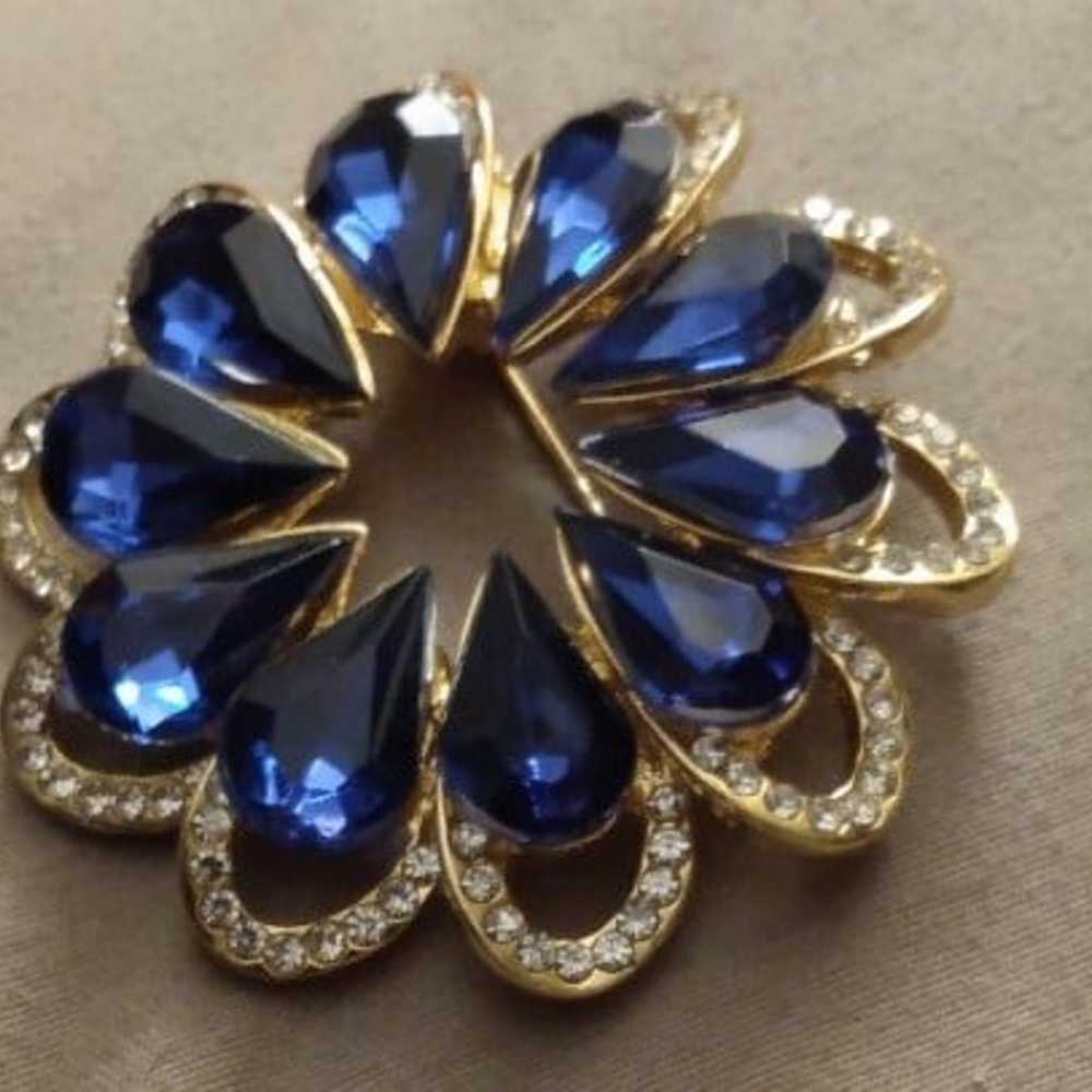 Dark blue multi teardop rhinestone flower brooch - image 6