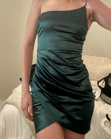 Full Windsor Windsor one shoulder green satin mini