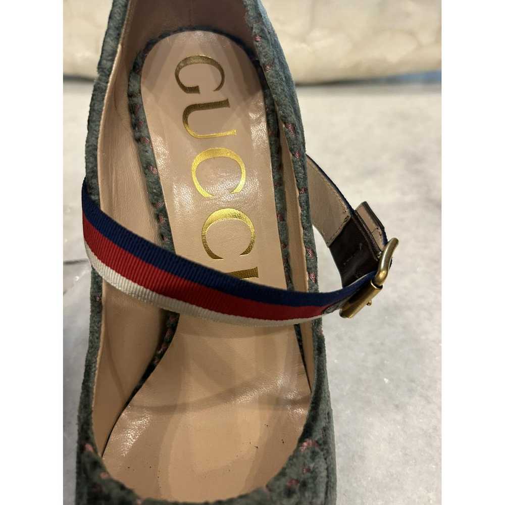 Gucci Velvet heels - image 10