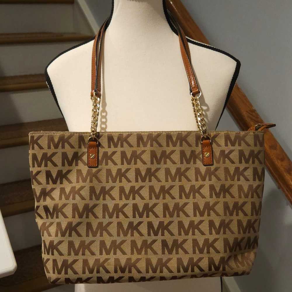 Preowned Michael Kors Jet Set Tote - image 7