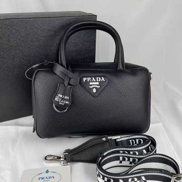 Excellent condition PRADA leather shoulder bag han