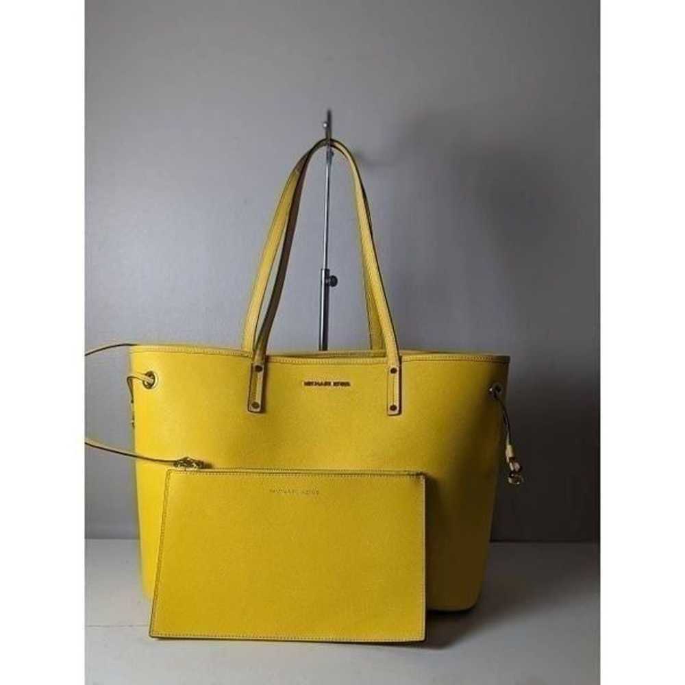 MICHAEL KORS Large Jet Set Tote in Yellow - image 2