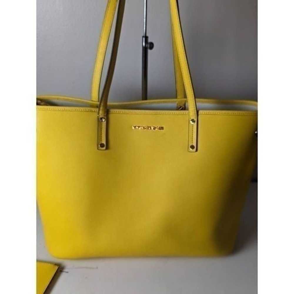 MICHAEL KORS Large Jet Set Tote in Yellow - image 6