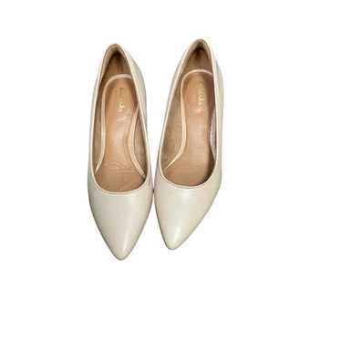 Clarks Artisan Leather Pump Size 5 Color: Beige Le