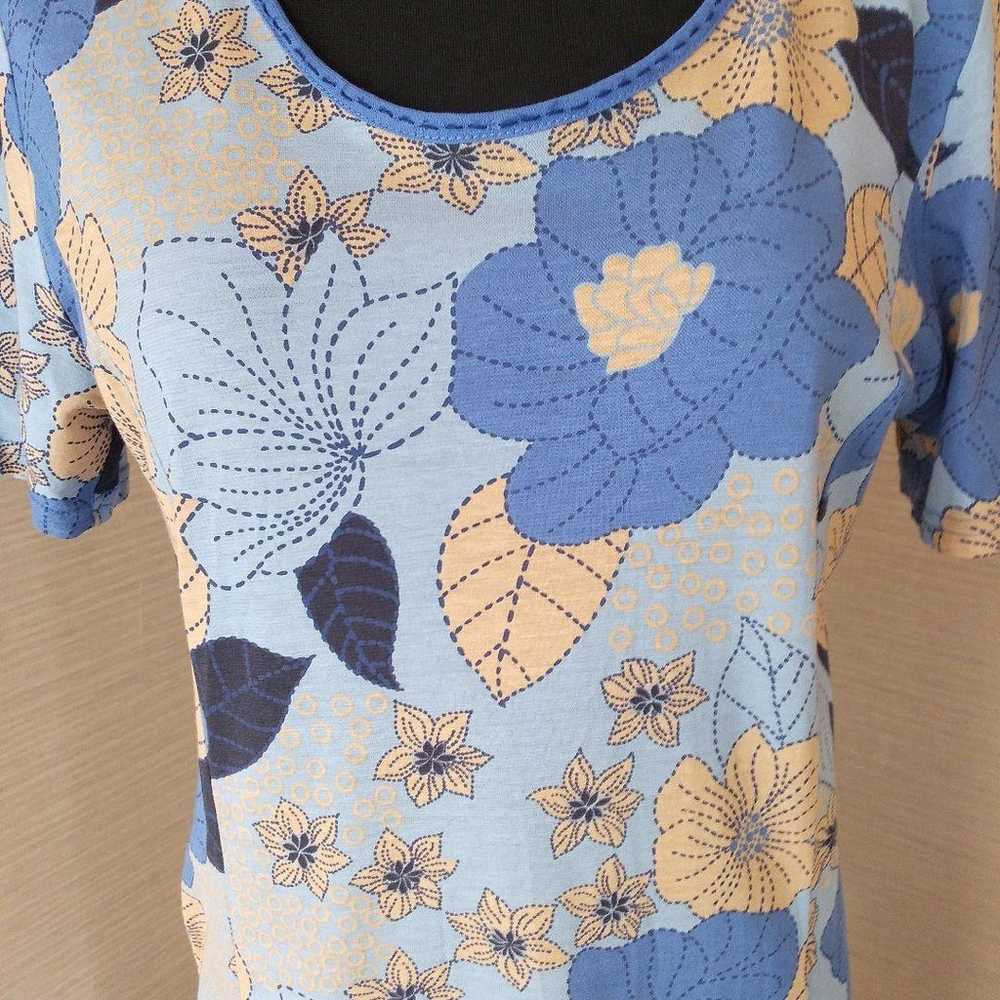 Blue floral print short-sleeved knee-length dress. - image 2