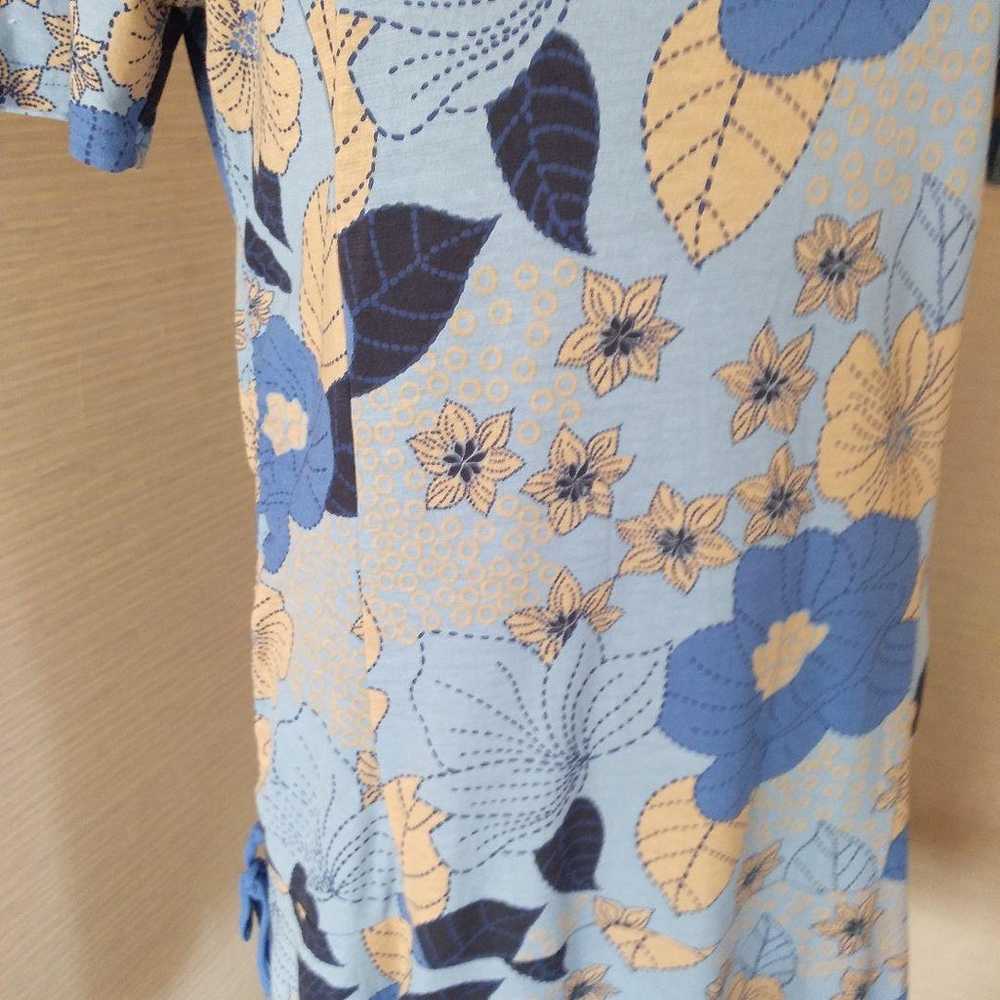 Blue floral print short-sleeved knee-length dress. - image 3