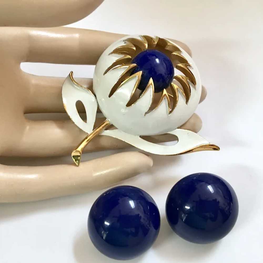 Crown Trifari Blue White MOD Flower Brooch Clip-O… - image 2