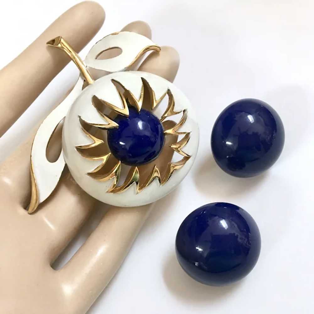 Crown Trifari Blue White MOD Flower Brooch Clip-O… - image 4