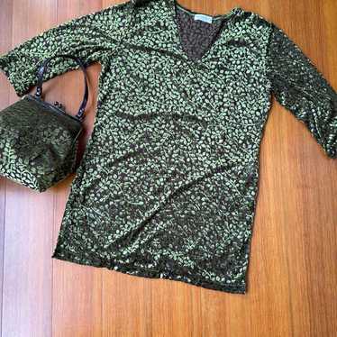 Green and black leaf pattern V-neck top and handba