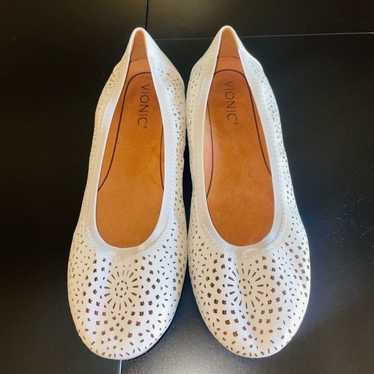 EUC Vionic Robyn perforated white ballet flats sho