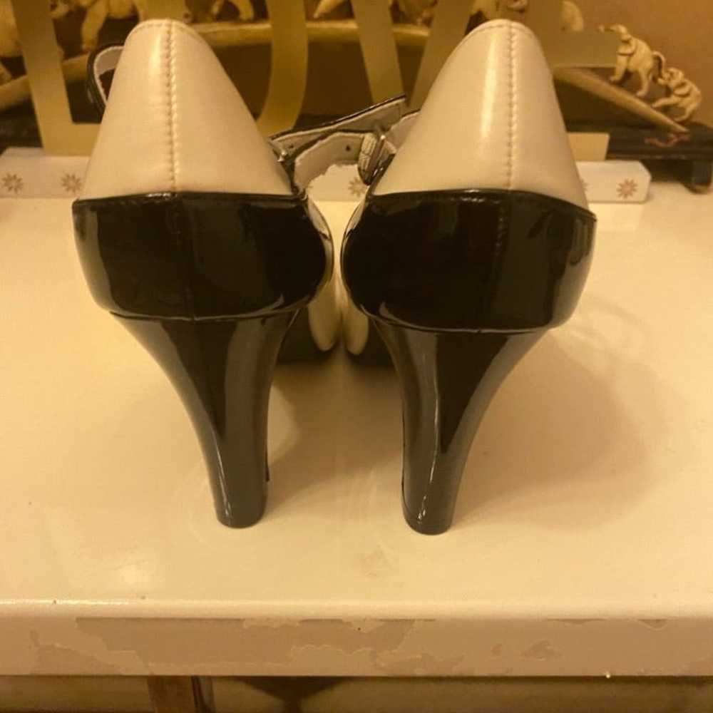 NWOT DEFLEX COMFORT BLACK & WHITE MARY JANES SIZE… - image 4