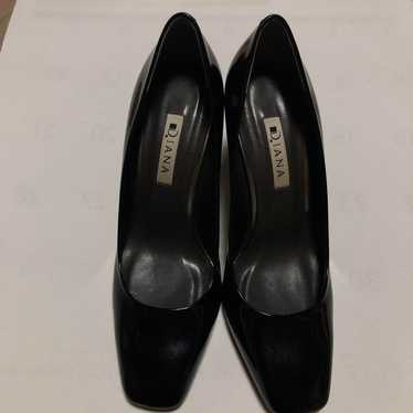 DIANA black high-heeled enamel pumps.