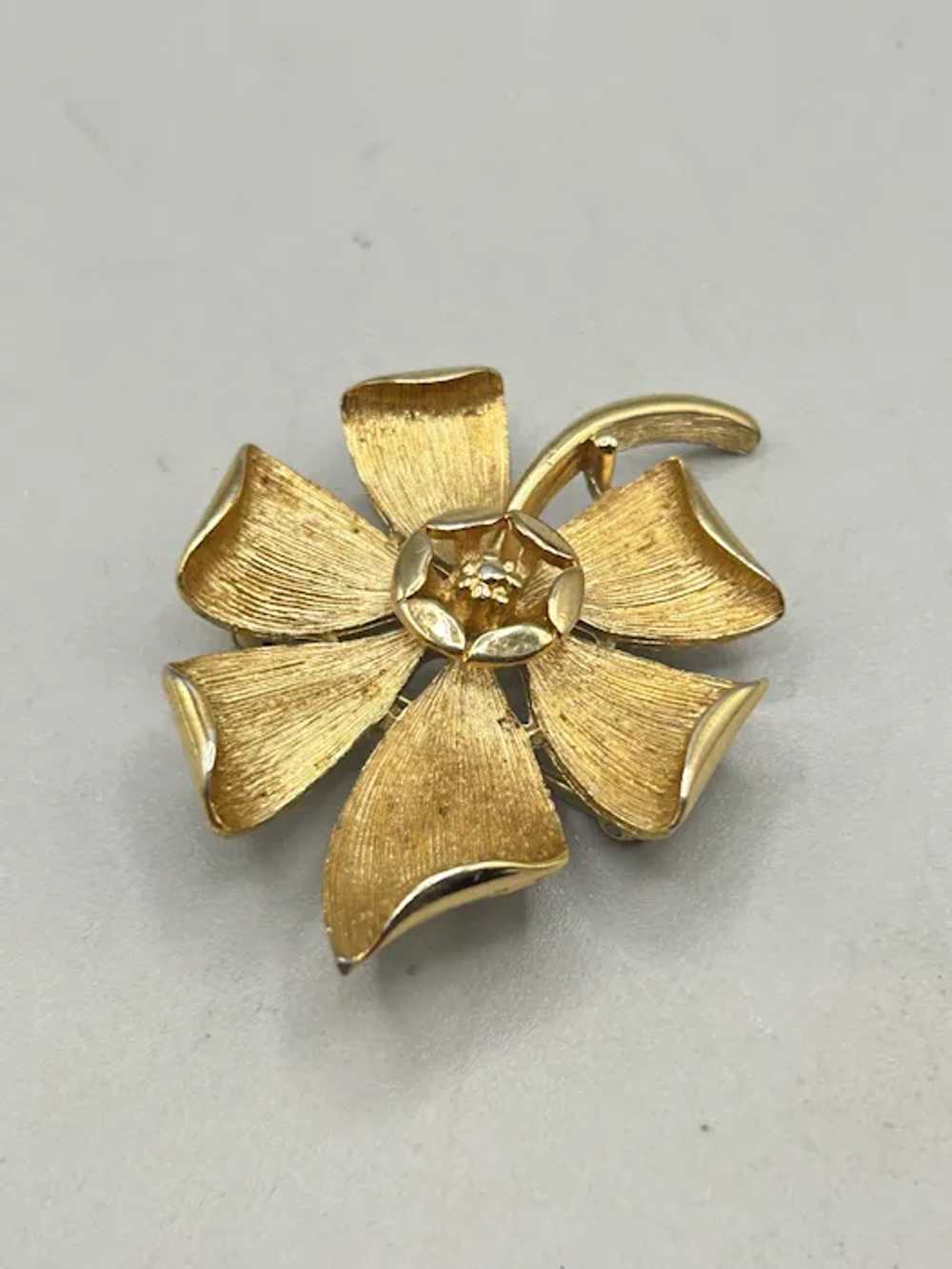 Vintage Monet Gold Tone Stem Flower Brooch Pin Te… - image 3