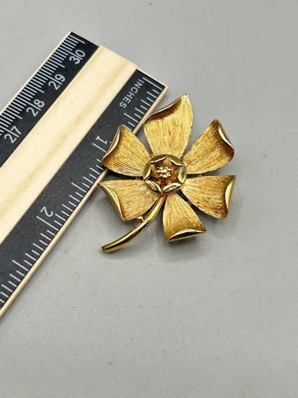 Vintage Monet Gold Tone Stem Flower Brooch Pin Te… - image 6