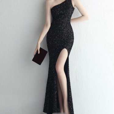 One-shoulder dress, mermaid silhouette, slit, disc