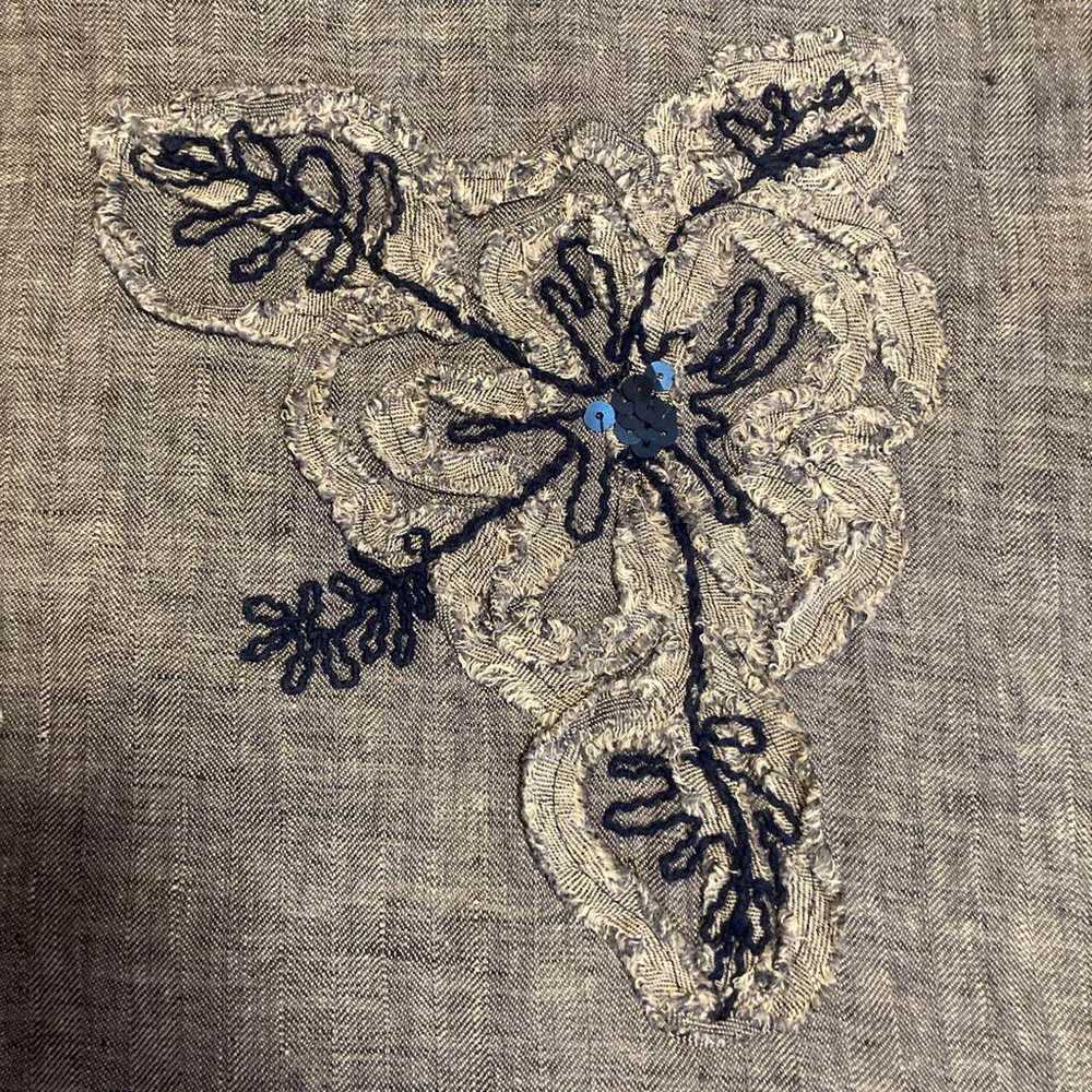 Tobel Grey Linen Floral Embroidery Short-Sleeved … - image 3