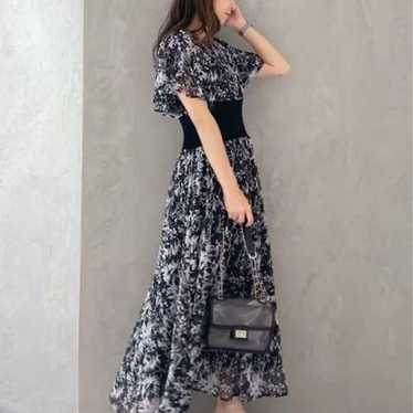 【MERCURYDUO】Waist Rib Switch Flare Sleeve Floral D