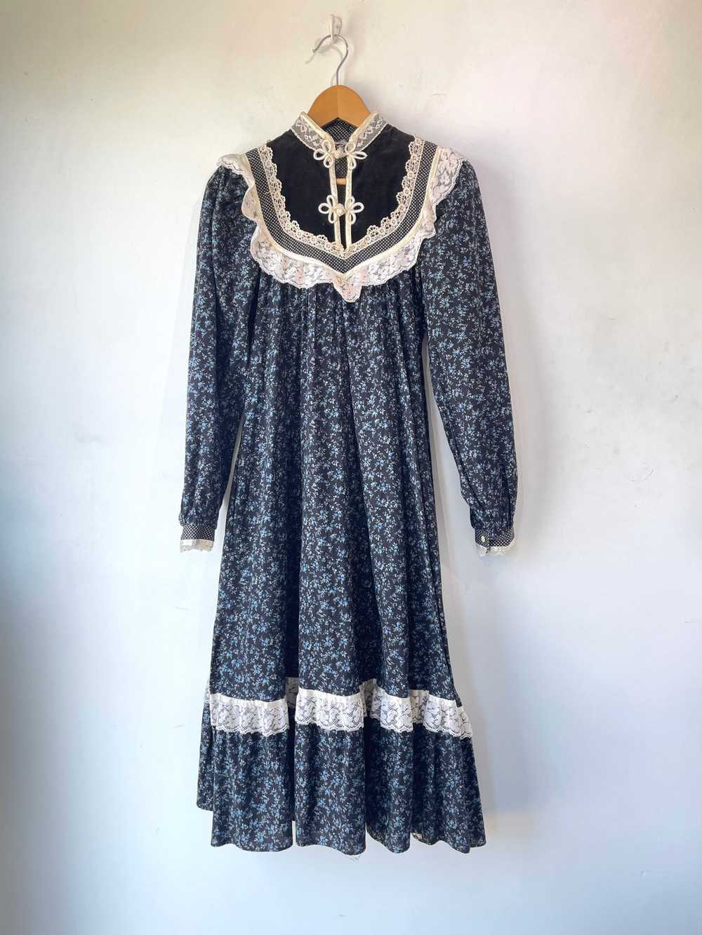 Vintage Gunne Sax Black Blue Floral Velvet Dress - image 1