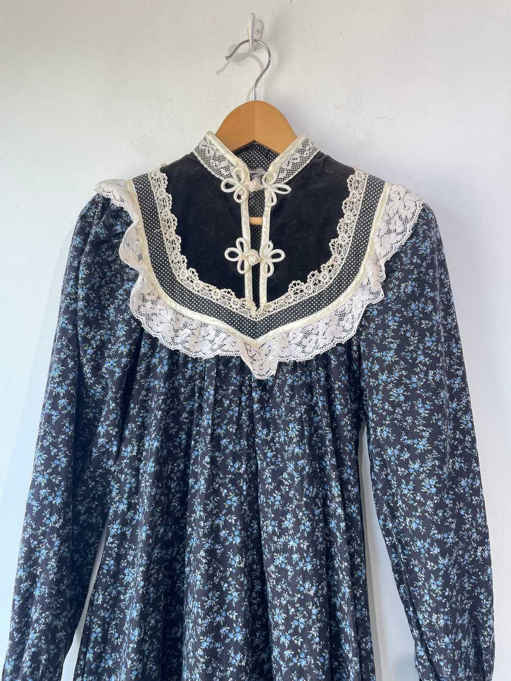 Vintage Gunne Sax Black Blue Floral Velvet Dress - image 2