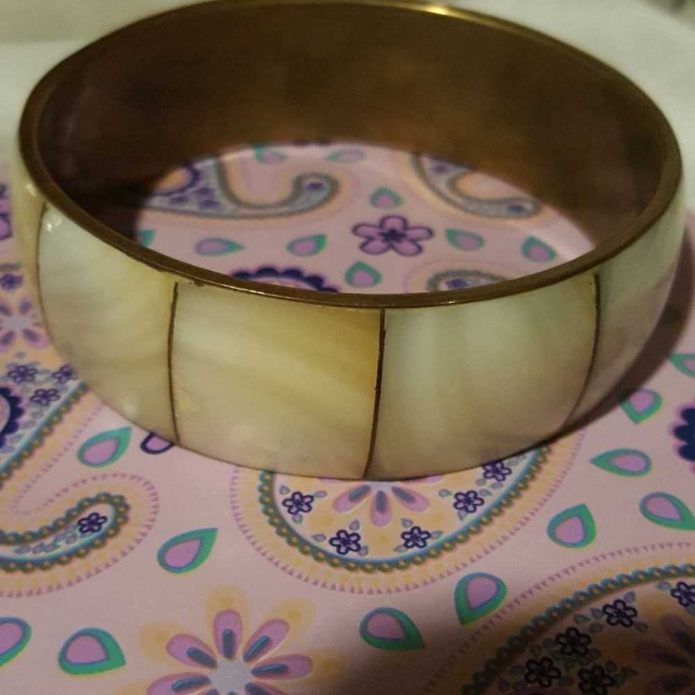 Super cute vintage white abalone bangle! - image 2