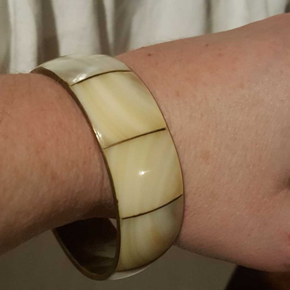 Super cute vintage white abalone bangle! - image 3